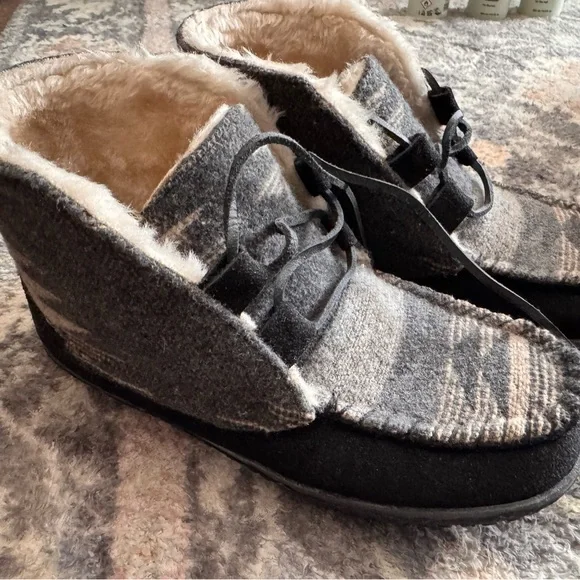 Minnetonka Gray and Black Wool-Lined Boots - Picture 4 of 4